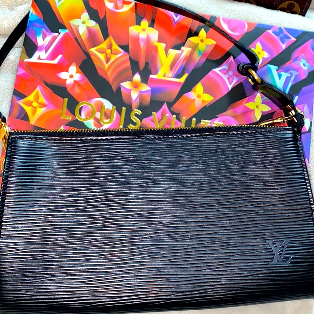LV pochette